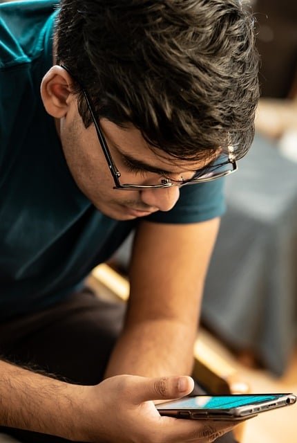 joven mirando su teléfono móvil 