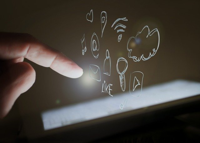 imagen usuario utilizando pantalla digital